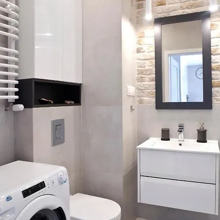 Free Guarded Parking, New Cosy Apartment, Air Condition Apartment *